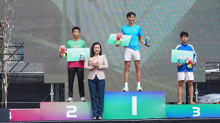 Organizační výbor udělil ceny mužským sportovcům v závodě na 5 km. tg3.jpg