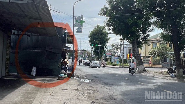 Đoạn vỉa hè trên đường Tôn Đức Thắng, gần dốc cầu Cái Sao Thượng, thuộc phường Mỹ Trà bị lấn chiếm (khoanh tròn). ndo_br_tonducthang.jpg