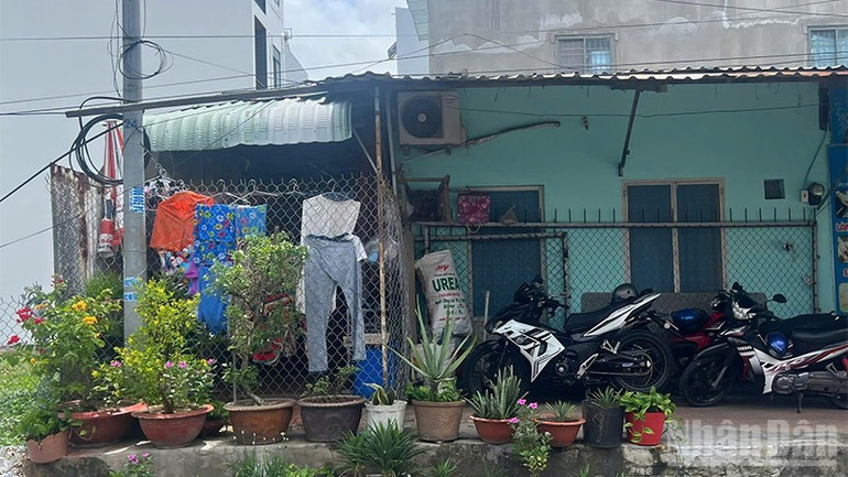 Đoạn hẻm phía sau đường Lê Lợi dài hơn 30m, đến đầu đường Nguyễn Trãi thì bị rào chắn và khóa cửa. ndo_br_hem03.jpg
