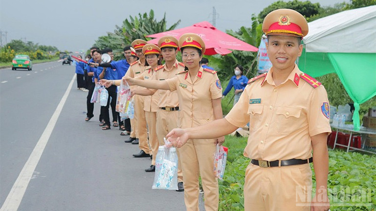 Các đơn vị, đoàn thể phường Cao Lãnh phát nước suối và khăn lạnh cho người dân về quê nghỉ lễ. ndo_br_dt.jpg