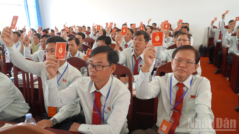 Đại biểu Đảng bộ xã Tân Long biểu quyết thông qua các chỉ tiêu của nhiệm kỳ 2025-2030. ndo_br_tanlong2.jpg