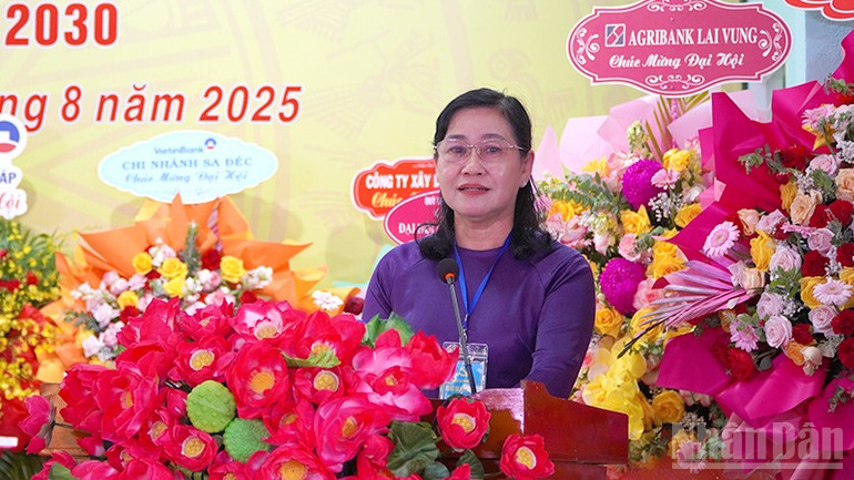 Đồng chí Châu Thị Mỹ Phương, Phó Bí thư Tỉnh ủy, Chủ tịch Hội đồng nhân dân tỉnh Đồng Tháp phát biểu tại đại hội. ndo_br_pbt-dt.jpg