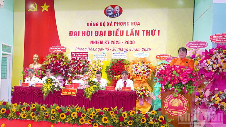Đồng chí Nguyễn Thị Bích Thuận được chỉ định giữ chức Bí thư Đảng ủy xã Phong Hòa. ndo_br_daihoiphonghoa.jpg