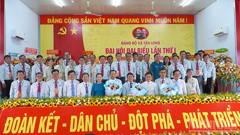 Lãnh đạo tỉnh, đại biểu tại buổi ra mắt đại hội của Ban Chấp hành Đảng bộ xã Tân Long. ndo_br_tanlong1.jpg