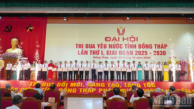Tặng Bằng khen các cá nhân có thành tích xuất sắc trong các phong trào thi đua yêu nước giai đoạn 2020-2025. ndo_br_thidua5.jpg