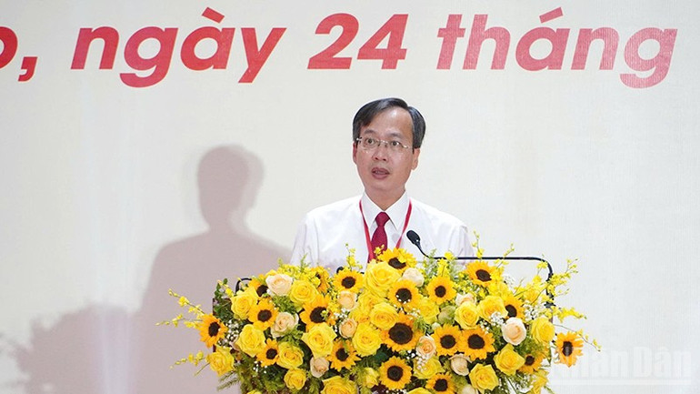 Chủ tịch Ủy ban nhân dân tỉnh Đồng Tháp Trần Trí Quang phát biểu tại Đại hội. ndo_br_thidua1.jpg