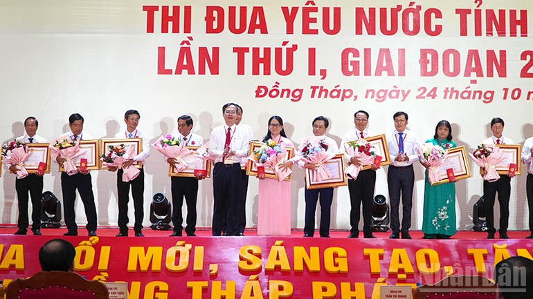 Chủ tịch Ủy ban nhân dân tỉnh Đồng Tháp Trần Trí Quang trao Huân chương Lao động hạng Nhì, hạng Ba của Chủ tịch nước. ndo_br_thidua2.jpg