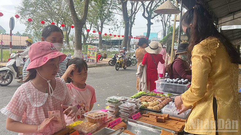 Du khách "nhí" tại một gian hàng ẩm thực dân gian.