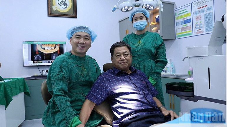 Quá trình điều trị, bệnh nhân luôn được y, bác sĩ Nha khoa Phương Thành tận tình chăm sóc. ndo_br_nhkhoa5.jpg