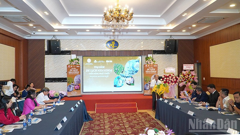 Giám đốc Sở Y tế tỉnh Đồng Tháp Đoàn Tấn Bửu trình bày tại buổi tọa đàm và đánh giá cao mô hình du lịch nha khoa ở Đồng Tháp. ndo_br_nhkhoa3.jpg