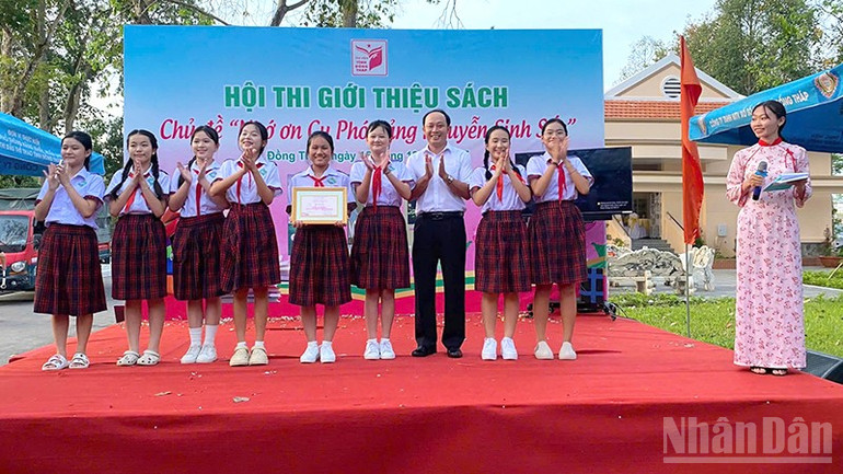 Ředitel provinční knihovny Dong Thap, Dang Nhat Quang, předává cenu vítěznému týmu. ndo_br_ds2.jpg