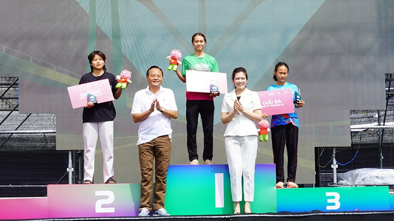 Ředitel odboru kultury, sportu a cestovního ruchu provincie Dong Thap Nguyen Thi Uyen Trang a tajemník stranického výboru okresu Cao Lanh Nguyen Hung Trang předali ceny sportovkyním v závodě na 10 km. tg2.jpg