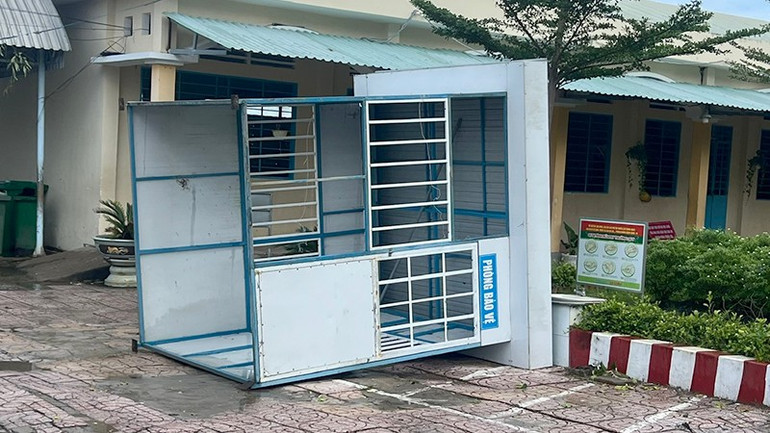 Phòng bảo vệ Trường tiểu học Phương Trà bị gió thổi quật ngã. dongloc-dt6.jpg