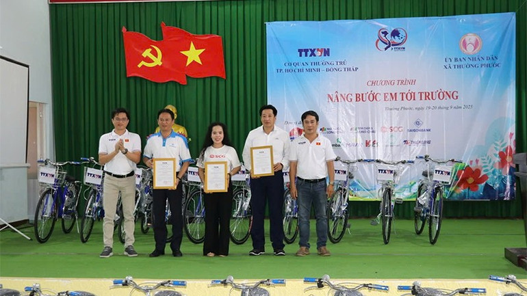Đại diện Ban Tổ chức trao thư cảm ơn cho các nhà tại trợ của chương trình lần này. hb3.jpg
