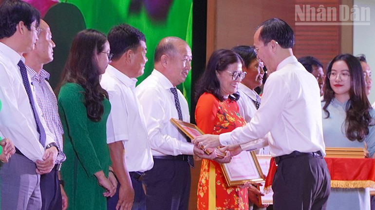 Dịp này, Chủ tịch Ủy ban nhân dân tỉnh Đồng Tháp Trần Trí Quang trao tặng Bằng khen cho 45 tập thể, 66 cá nhân có thành tích xuất sắc trong thực hiện Chương trình mục tiêu quốc gia xây dựng nông thôn mới. ndo_tr_ntm-dt1.jpg
