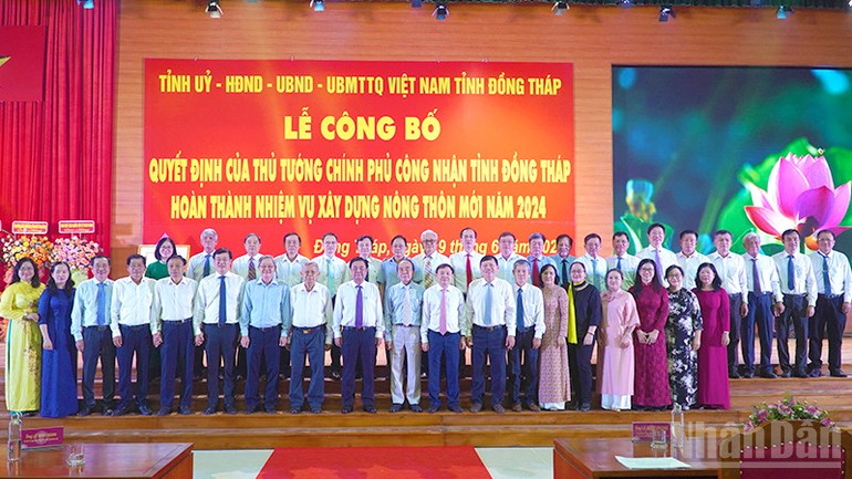 Đại biểu chụp ảnh lưu niệm tại Lễ công bố tỉnh Đồng Tháp hoàn thành nhiệm vụ xây dựng nông thôn mới ndo_br_ntm-dt4.jpg