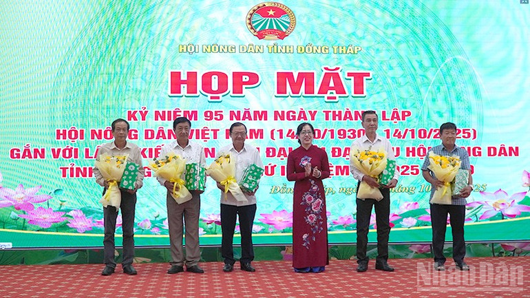Biểu dương cán bộ, hội viên nông dân trong đóng góp cho công tác hội và phong trào nông dân. ndo_br_hoi-nd2.jpg
