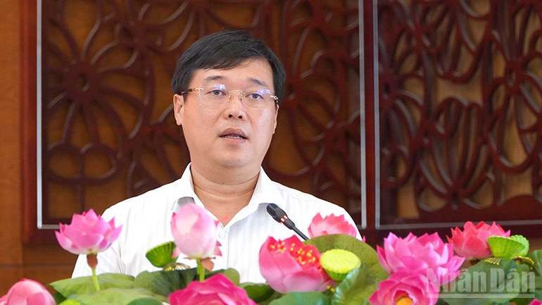 Đồng chí Lê Quốc Phong, Ủy viên Trung ương Đảng, Bí thư Tỉnh ủy, Trưởng Ban Chỉ đạo xóa nhà tạm, nhà dột nát trên địa bàn tỉnh Đồng Tháp phát biểu tại hội nghị. ndo_br_nhatam1.jpg