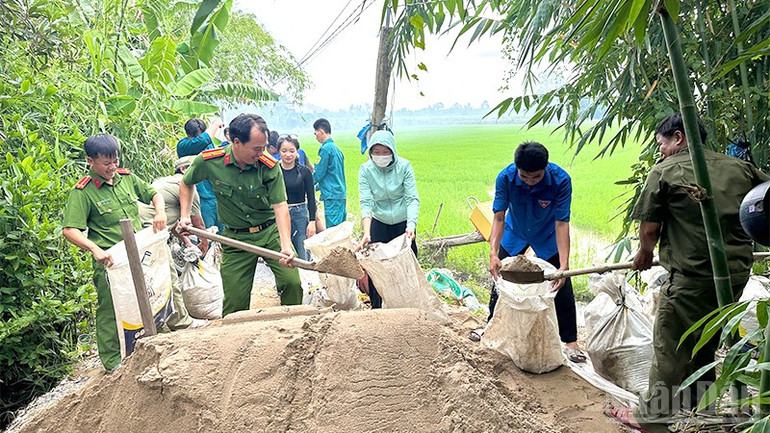 Thành viên Tổ cất nhà tình thương số 2 và các cán bộ, công nhân viên chức cùng chung tay xây nhà tình thương tại xã Mỹ An Hưng B, huyện Lấp Vò. ndo_br_nhatam6.jpg