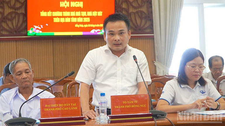 Đại diện Tổ cất nhà tình thương Tâm Từ tại thành phố Hồng Ngự phát biểu tại hội nghị Tổng kết chương trình xóa nhà tạm, nhà dột nát trên địa bàn tỉnh Đồng Tháp năm 2025. ndo_br_nhatam2.jpg
