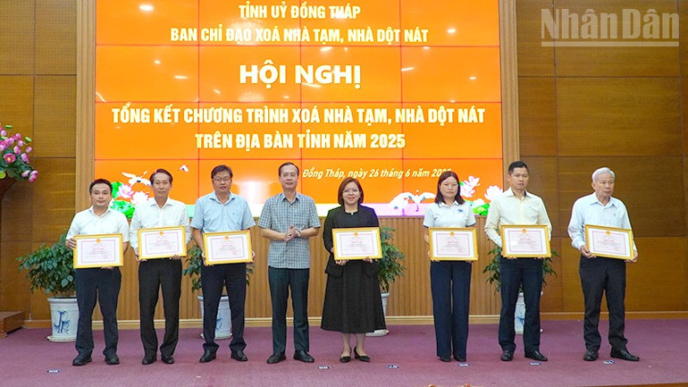 Chủ tịch Ủy ban nhân dân tỉnh Đồng Tháp Trần Trí Quang trao Bằng khen của Ủy ban nhân dân tỉnh cho các tập thể, cá nhân có thành tích xuất sắc. ndo_tr_nhatam4.jpg
