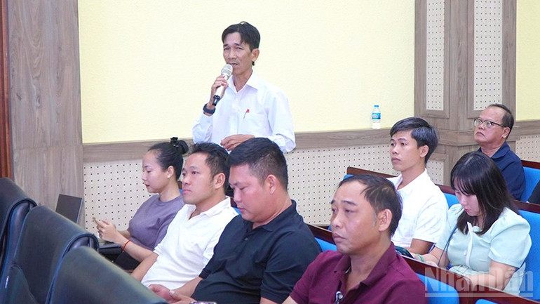 Đại diện doanh nghiệp trao đổi, trình bày khó khăn, vướng mắc. ndo_br_hq2.jpg