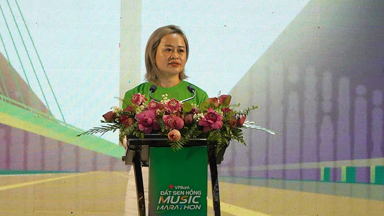 Fru Nguyen Thuy Duong - chef för kommunikations- och marknadsföringscentret, Vietnam Prosperity Joint Stock Commercial Bank (VPBank) talade vid öppningskvällen. vp.jpg