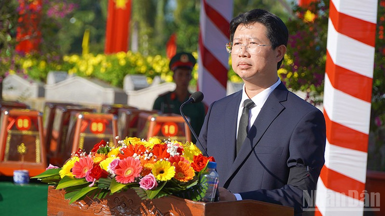 Phó Chủ tịch Ủy ban nhân dân tỉnh Đồng Tháp Huỳnh Minh Tuấn đọc điếu văn tại buổi lễ. ndo_br_ntls-bg222.jpg