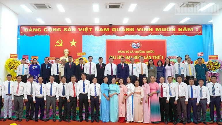 Đồng chí Nguyễn Trọng Nghĩa cùng đại biểu chụp ảnh lưu niệm tại Đại hội. ndo_tr_thuongphuoc-4.jpg