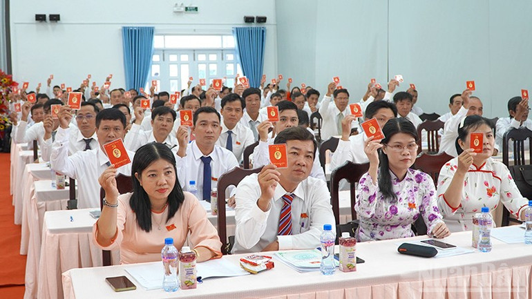 Đại biểu biểu quyết thông qua các chỉ tiêu của nhiệm kỳ 2025-2030. ndo_br_thuongphuoc-2.jpg