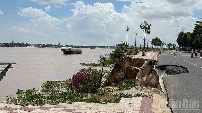 Sạt lở làm sụp vỉa hè, tạo thành một hố sâu tại xã Thường Phước. ndo_br_satlodt3.jpg