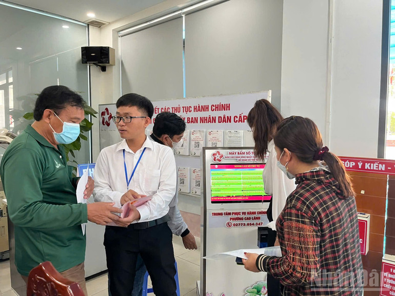 Hỗ trợ người dân thực hiện thủ tục hành chính tại Trung tâm Phục vụ hành chính công phường Cao Lãnh. ndo_br_z6859917580286-6b4f7b5923bd03144b685f08c0a0587b.jpg