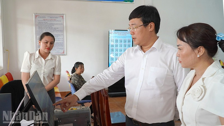 Ủy viên Trung ương Đảng, Bí thư Tỉnh ủy, Trưởng đoàn đại biểu Quốc hội tỉnh Đồng Tháp Lê Quốc Phong kiểm tra hoạt động của Trung tâm Phục vụ hành chính công phường Hồng Ngự. ndo_bl_ttdt2.jpg