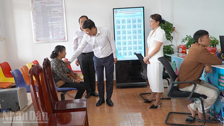 Người dân làm thủ tục hành chính tại Trung tâm Phục vụ hành chính công phường Hồng Ngự. ndo_bl_ttdt3.jpg