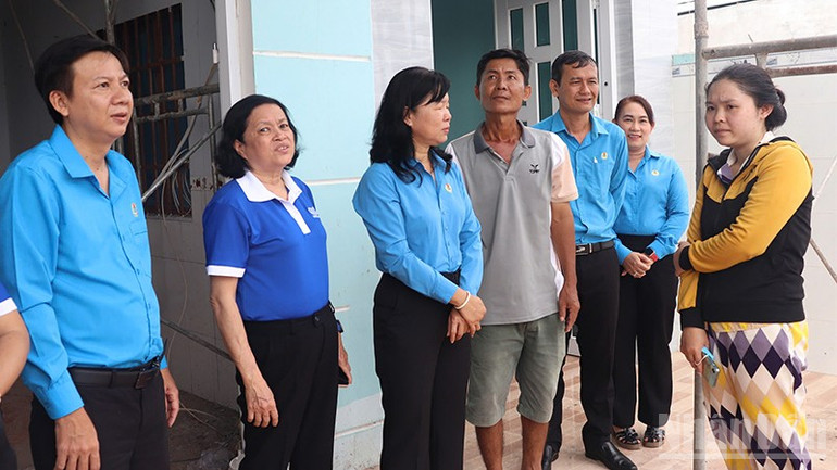 Lãnh đạo Liên đoàn Lao động tỉnh Đồng Tháp và Công đoàn cơ sở Công ty cổ phần Vĩnh Hoàn đến thăm hỏi, chia sẻ khó khăn với đoàn viên Lê Thị Trúc Ly (Công đoàn cơ sở Công ty cổ phần Vĩnh Hoàn) có nhà bị tốc mái hoàn toàn do bão số 3. ndo_br_hotro2.jpg