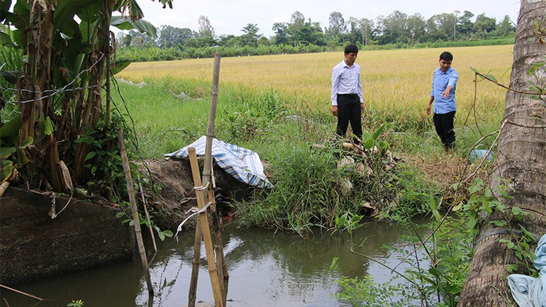 Lãnh đạo Ủy ban nhân dân xã Hòa Long chủ động kiểm tra các tuyến kênh, rạch để ứng phó lũ kết hợp triều cường. lanhdao-hoalong.jpg