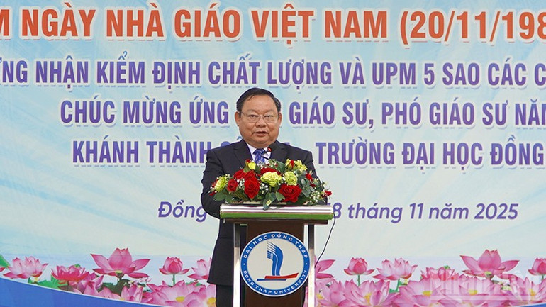 សាស្ត្រាចារ្យរង បណ្ឌិត ហូ វ៉ាន់ថុង សាកលវិទ្យាធិការនៃសាកលវិទ្យាល័យ Dong Thap ថ្លែងក្នុងពិធីនេះ។ ndo_br_dt1.jpg