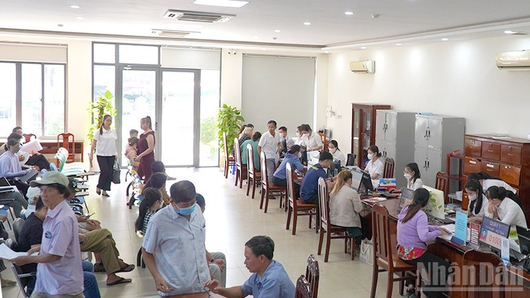 Trưa 17/6 có rất đông người dân đến Trung tâm hành chính công phường Cao Lãnh làm thủ tục hành chính. (Ảnh: HỮU NGHĨA) ndo_br_pcl9.jpg