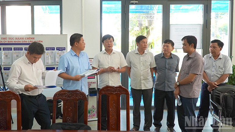 Bí thư Tỉnh ủy Đồng Tháp Lê Quốc Phong (thứ 3 từ trái sang) khảo sát Trung tâm hành chính công phường Cao Lãnh. (Ảnh: HỮU NGHĨA) ndo_br_pcl5.jpg