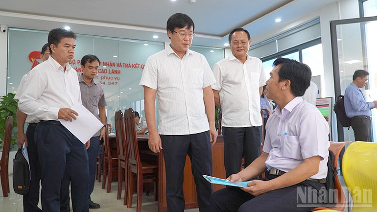 Đoàn công tác tìm hiểu mức độ hài lòng của người dân trong quá trình làm hồ sơ. (Ảnh: HỮU NGHĨA) ndo_br_pcl8.jpg