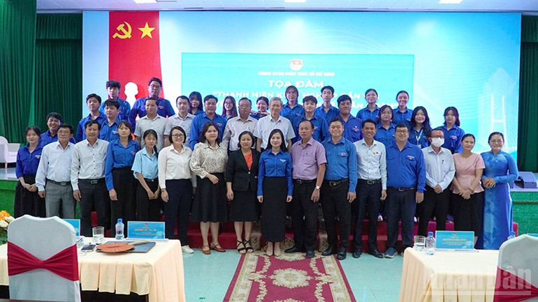 Khách mời và đoàn viên, thanh niên tại buổi tọa đàm. ndo_br_tinhdoan-dt.jpg