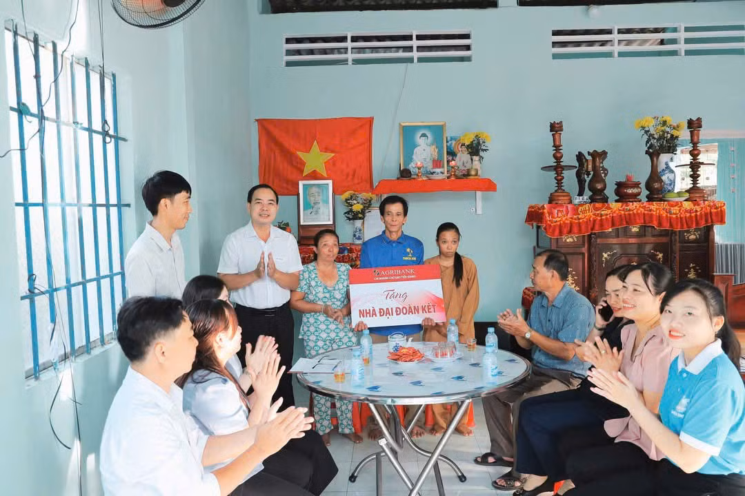 Hàng nghìn căn nhà tình nghĩa được Agribank trao tặng là hàng nghìn người nghèo được ổn định cuộc sống.