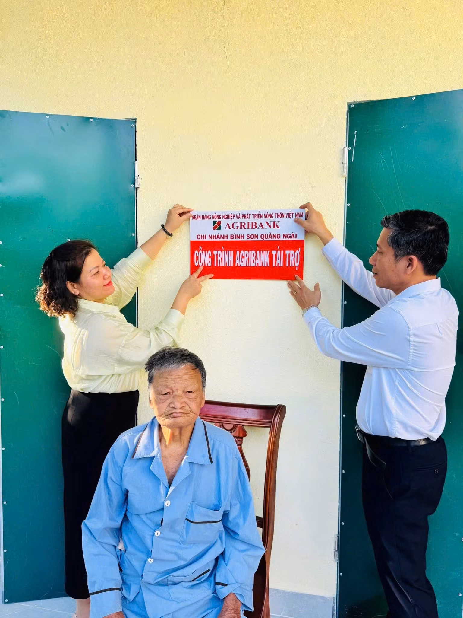 Agribank Chi nhánh Bình Sơn Quảng Ngãi phối hợp cùng Ủy ban MTTQ Việt Nam xã Bình Sơn đã tổ chức lễ trao tặng Nhà Đại đoàn kết cho hộ ông Đỗ Thuấn thuộc diện hộ nghèo, neo đơn, có hoàn cảnh đặc biệt khó khăn tại thôn Châu Tử, xã Bình Sơn, tỉnh Quảng Ngãi.