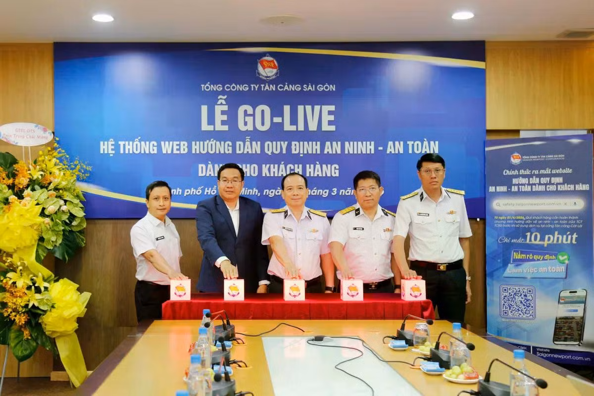Các đại biểu thực hiện nghi thức go-live hệ thống kiểm tra an ninh, an toàn trước khi vào cảng.