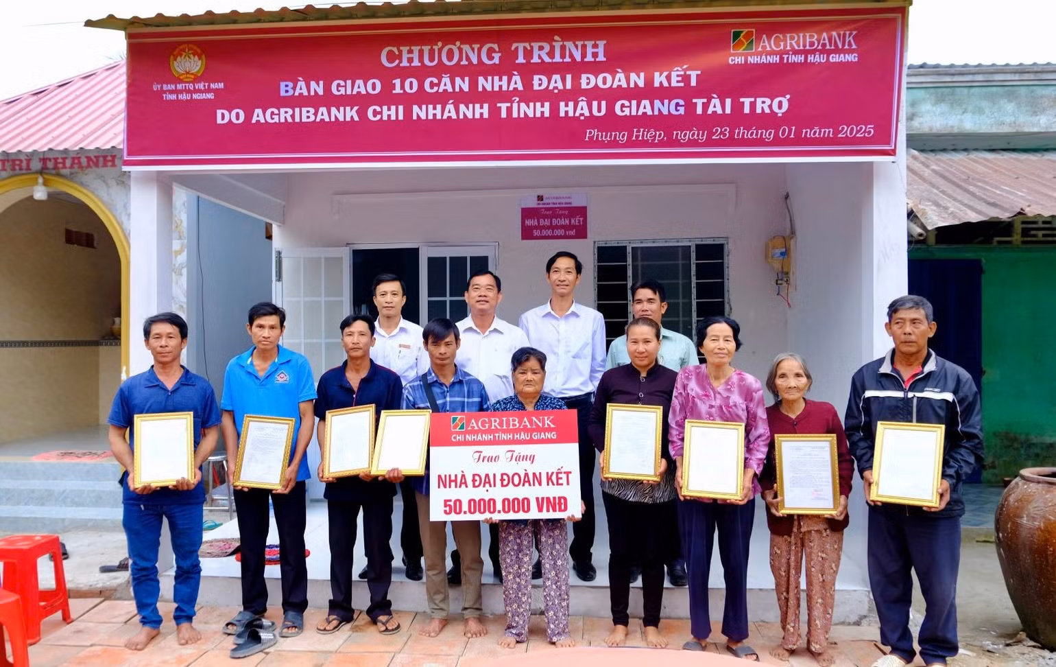 Agribank Chi nhánh Hậu Giang trao tặng nhà Đại đoàn kết cho các hộ gia đình khó khăn.