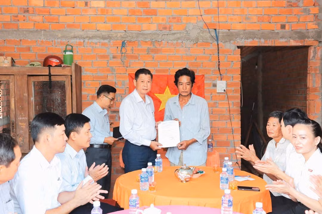 Agribank chi nhánh Bình Phú Tiền Giang phối hợp cùng chính quyền địa phương bàn giao nhà Đại đoàn kết cho hộ nghèo có hoàn cảnh đặc biệt khó khăn về nhà ở.