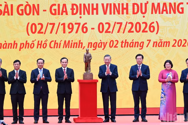 Tổng Bí thư, Chủ tịch nước Tô Lâm trao bức tượng Chủ tịch Hồ Chí Minh tặng Đảng bộ, chính quyền và nhân dân Thành phố Hồ Chí Minh.