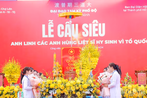 12 đồng nhi thực hiện nghi thức dâng hoa lên bàn thờ nghi lễ.