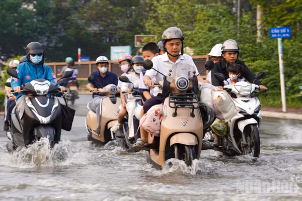 Triều cường đạt đỉnh kết hợp với mưa lớn khiến nhiều tuyến đường tại Thành phố Hồ Chí Minh ngập sâu.