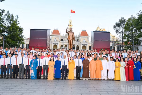 Lãnh đạo Thành phố Hồ Chí Minh dâng hoa tưởng niệm Chủ tịch Hồ Chí Minh nhân dịp kỷ niệm 50 năm thành phố Sài Gòn-Gia Định vinh dự mang tên Bác. 